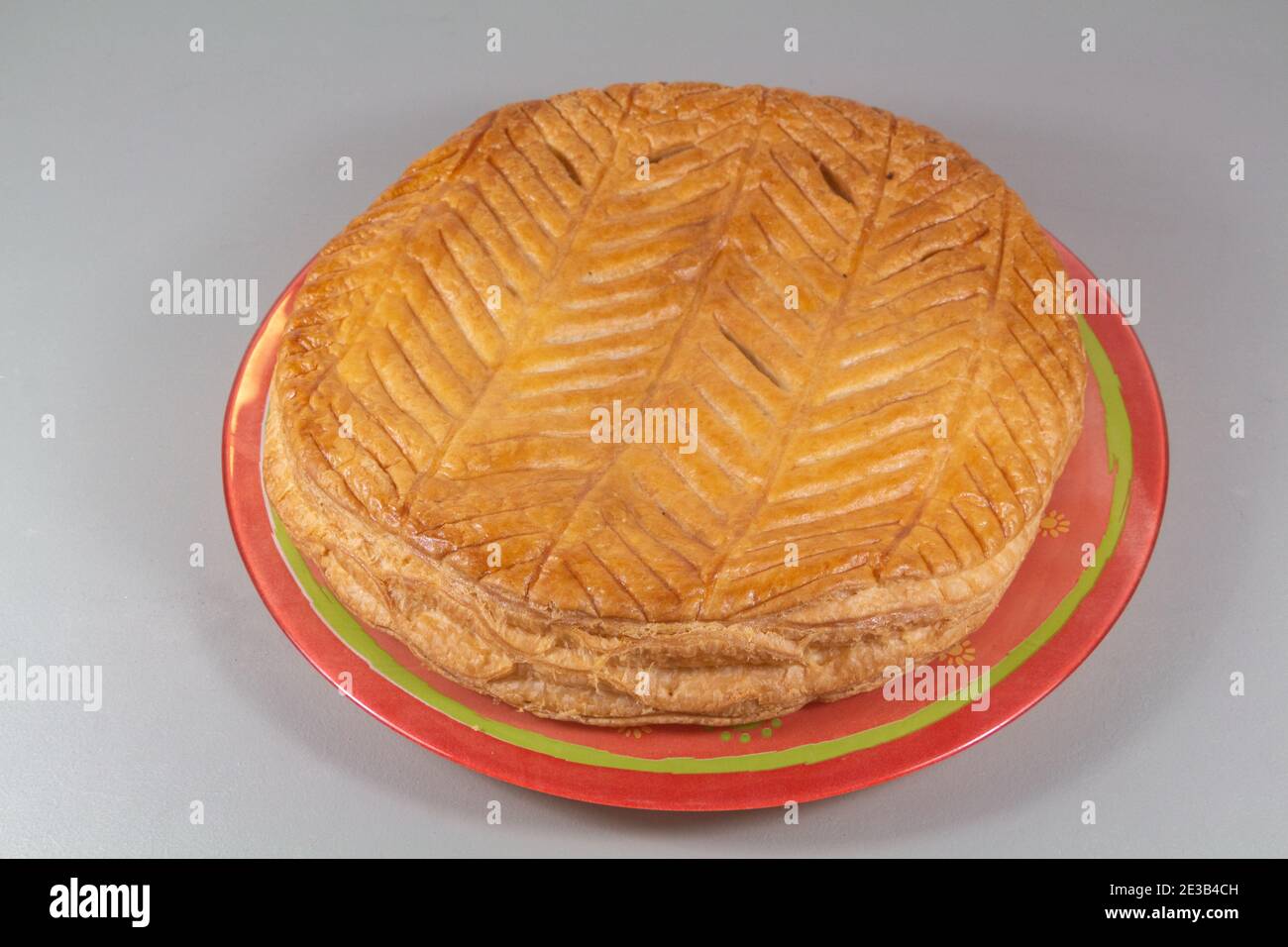 Roi de France le gâteau sur un plat rouge pour l'Epiphanie Banque D'Images