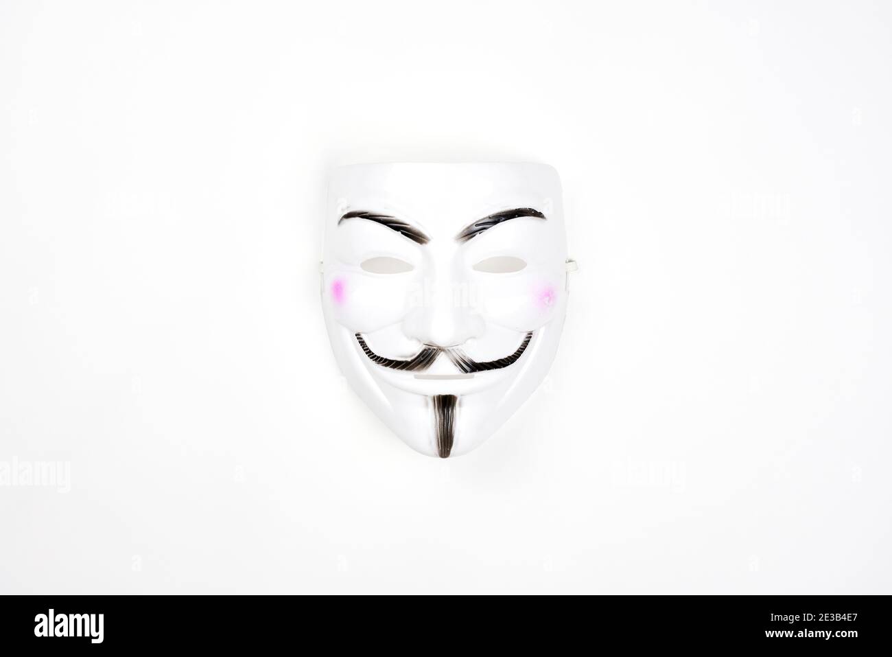 Masque anonyme sur fond blanc. Un célèbre masque de hackers, de fraudeurs  et de voleurs Photo Stock - Alamy