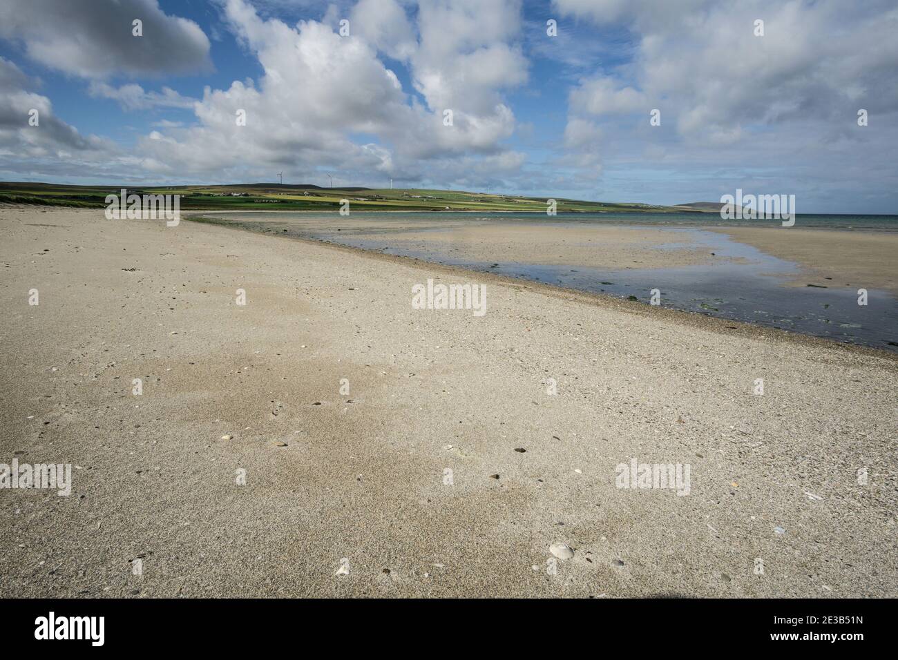 Vue sur les sables d'Evie dans la baie d'Aikerness à marée basse. La baie se trouve sur la côte du détroit d'Eynhallow, sur la côte nord-ouest de la région continentale d'Orkney, en Écosse Banque D'Images
