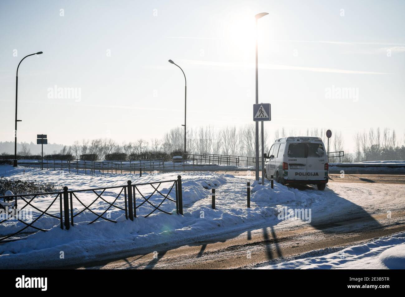 Voiture de police en Lituanie en hiver Banque D'Images