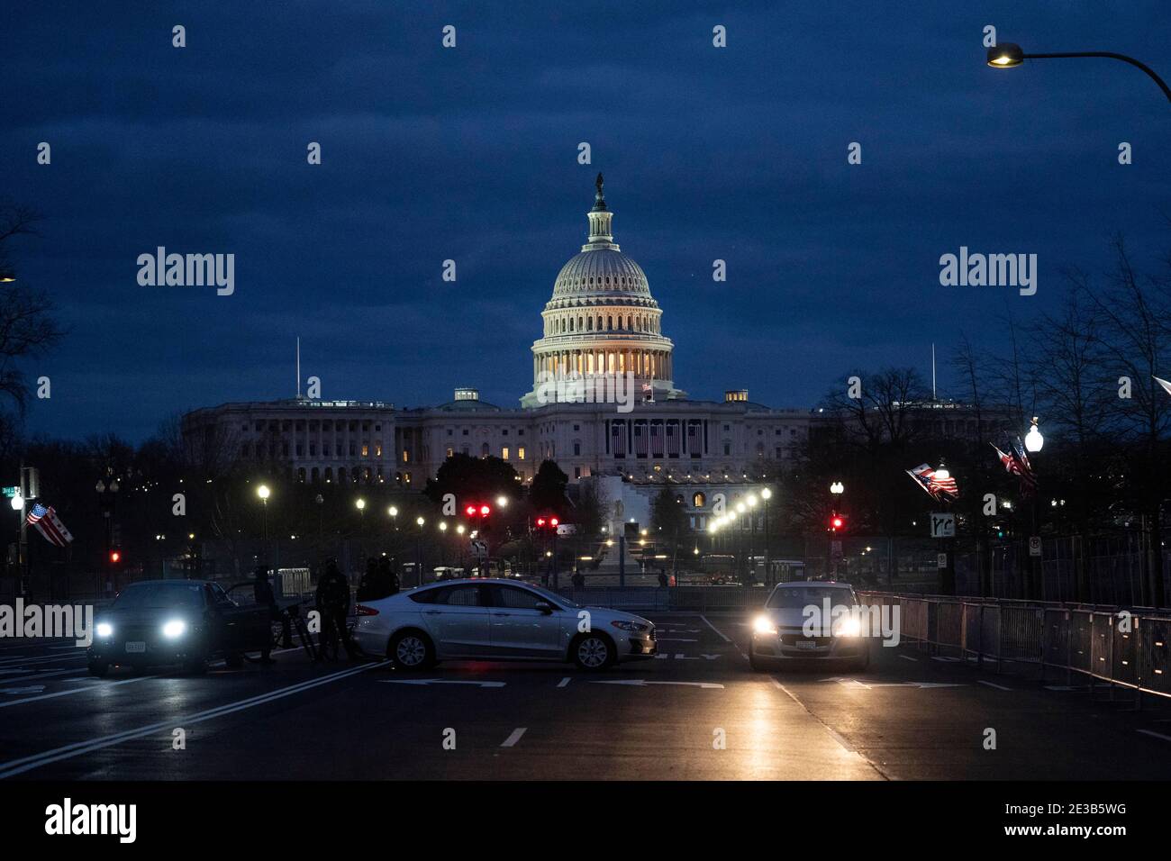 Washington, États-Unis. 17 janvier 2021. Photo prise le 17 janvier 2021 montre le bâtiment du Capitole des États-Unis à Washington, DC, États-Unis. Jusqu'à 25,000 membres de la Garde nationale ont été autorisés à assurer la sécurité de l'inauguration de mercredi, transformant la ville en ce que certains médias américains ont appelé « une zone de guerre ». Credit: Xinhua/Alay Live News Banque D'Images