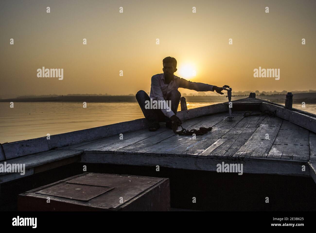 Caronte indiano, trasporto tipico indiano sul Gange, tra i fumi delle cremazioni Banque D'Images