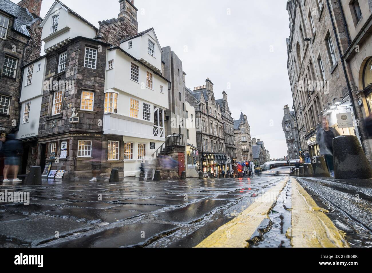 Vue au rez-de-chaussée, vue sur le Royal Mile Edinburgh, en Écosse, montrant John KNOX House, par temps de pluie Banque D'Images