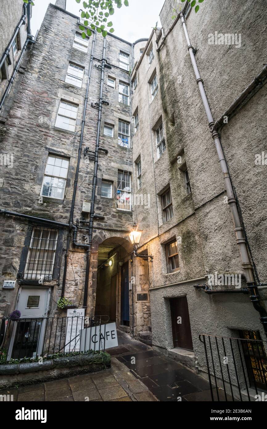 Vue sur l'arrière de James court dans la vieille ville d'Édimbourg, en Écosse, montrant les vieux bâtiments historiques Banque D'Images