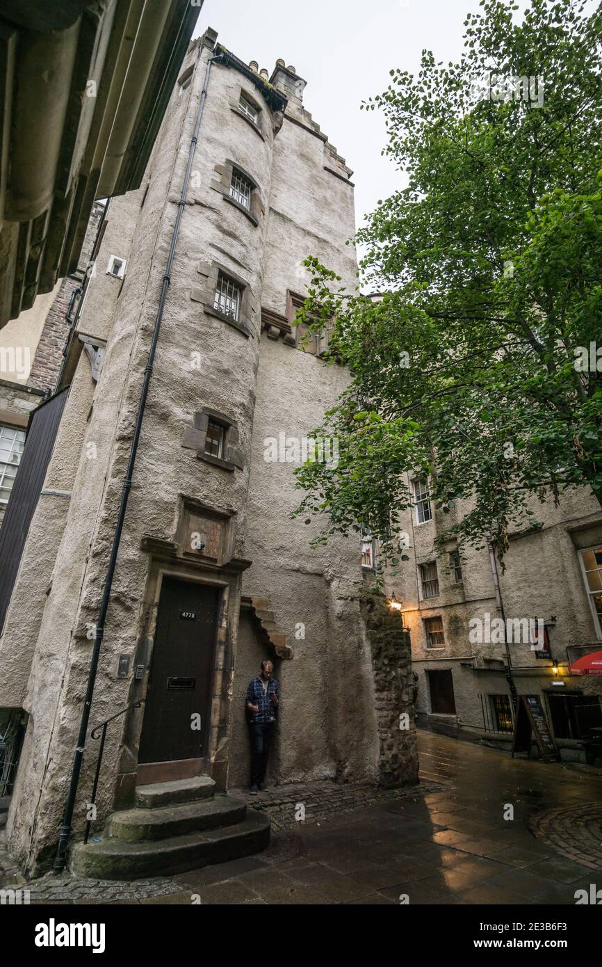 Vue sur l'arrière de James court dans la vieille ville d'Édimbourg, en Écosse, montrant les vieux bâtiments historiques Banque D'Images