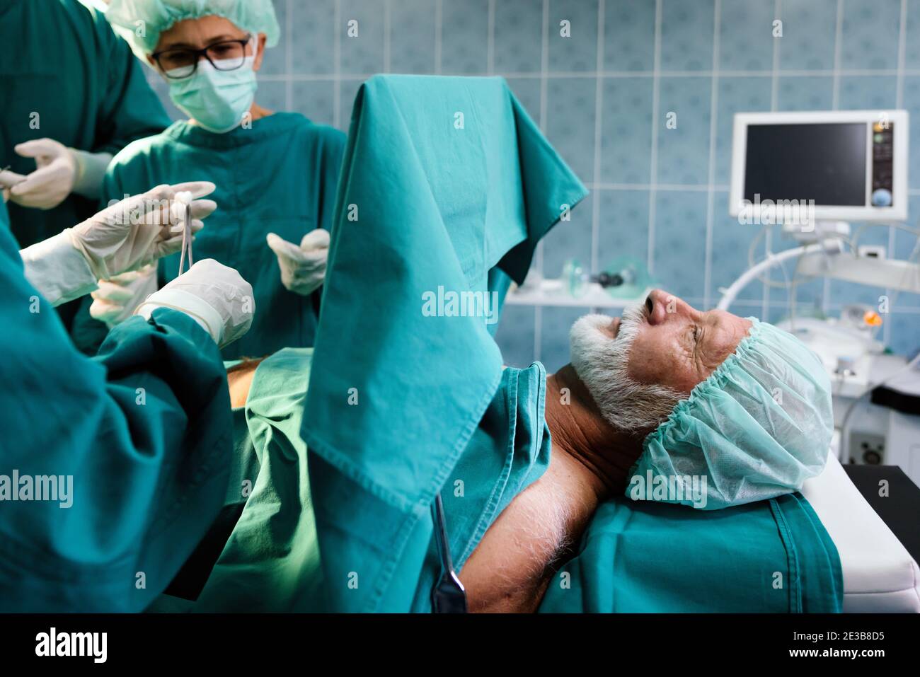 Fonctionnement de l'équipe de chirurgie dans une salle chirurgicale Banque D'Images Fonctionnement de l'équipe de chirurgie dans une salle chirurgicale Banque D'Images