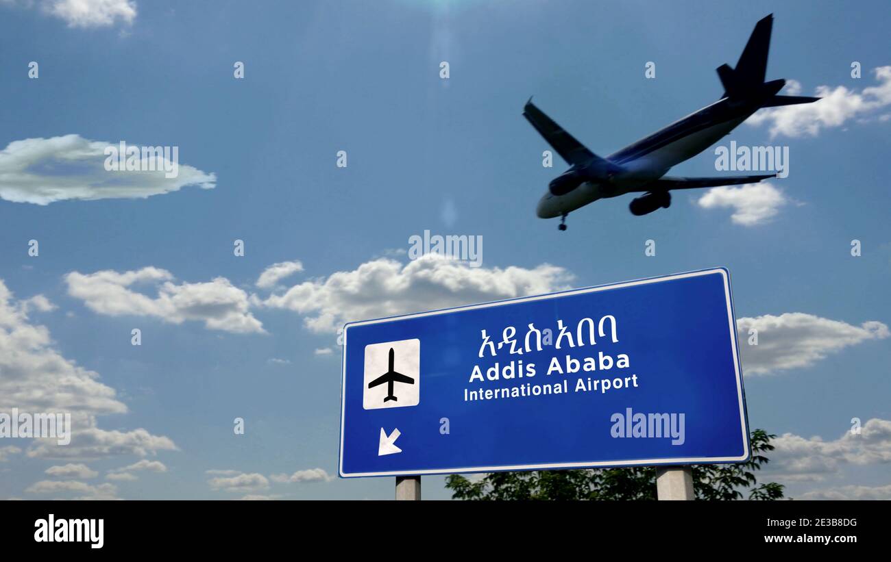 Silhouette d'avion atterrissage à Addis-Abeba, Éthiopie. Arrivée en ville avec panneau indiquant la direction de l'aéroport international et ciel bleu en arrière-plan. Voyages, Banque D'Images