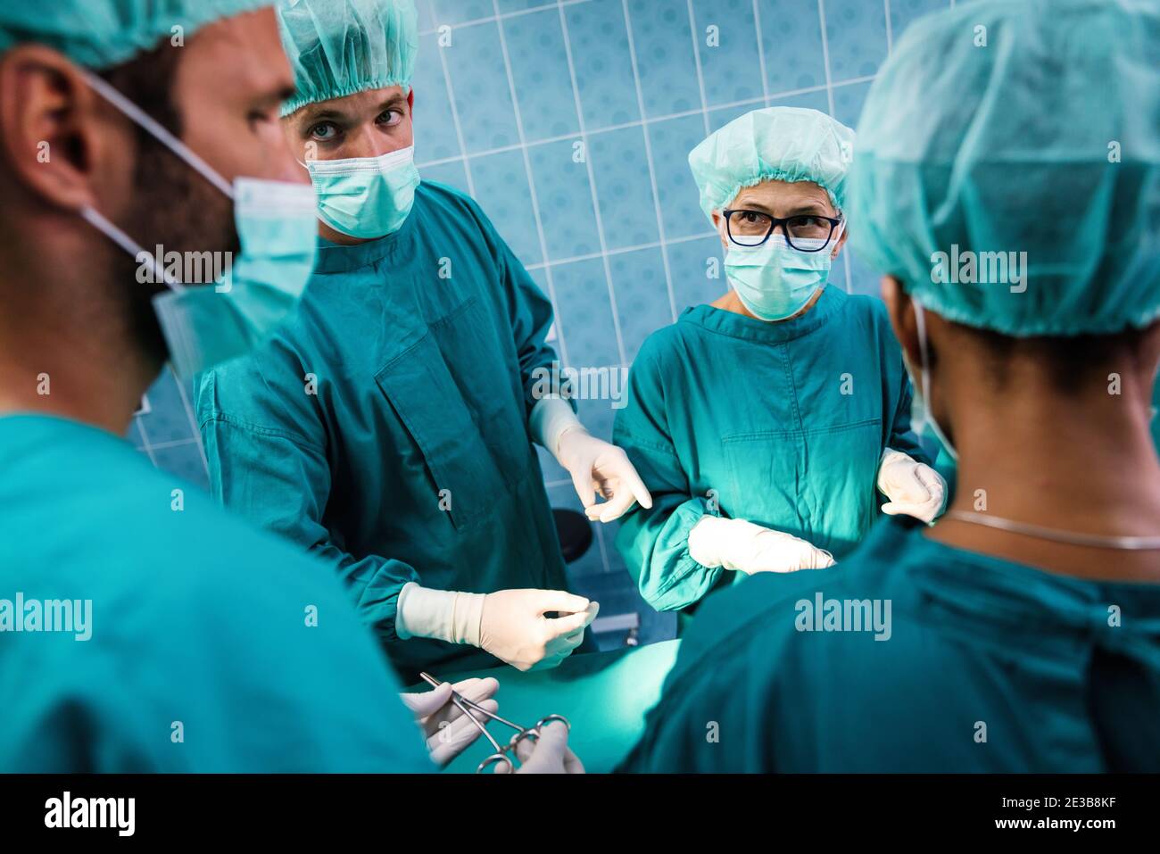 Portrait d'une équipe réussie de chirurgien debout dans la salle d'opération, prêt à travailler Banque D'Images Portrait d'une équipe réussie de chirurgien debout dans la salle d'opération, prêt à travailler Banque D'Images