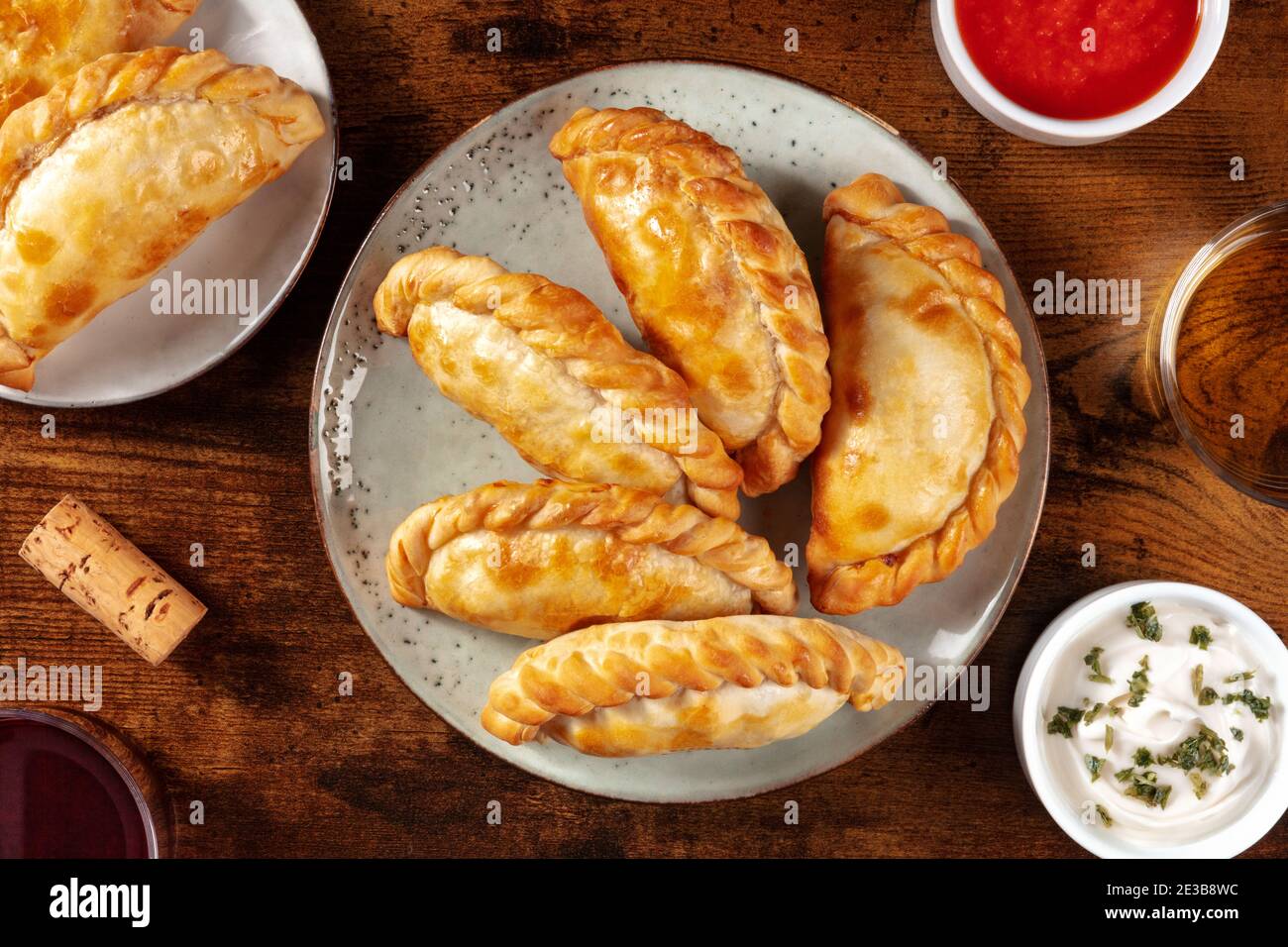 Empanadas, top shot avec diverses sauces sur une table en bois Banque D'Images