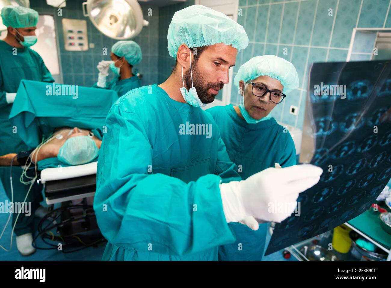 Groupe de médecins du chirurgien au travail en salle d'opération. Banque D'Images Groupe de médecins du chirurgien au travail en salle d'opération. Banque D'Images