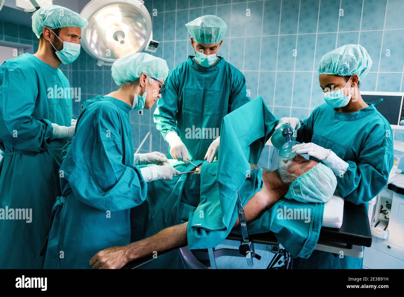 Groupe de médecins du chirurgien au travail en salle d'opération. Banque D'Images Groupe de médecins du chirurgien au travail en salle d'opération. Banque D'Images