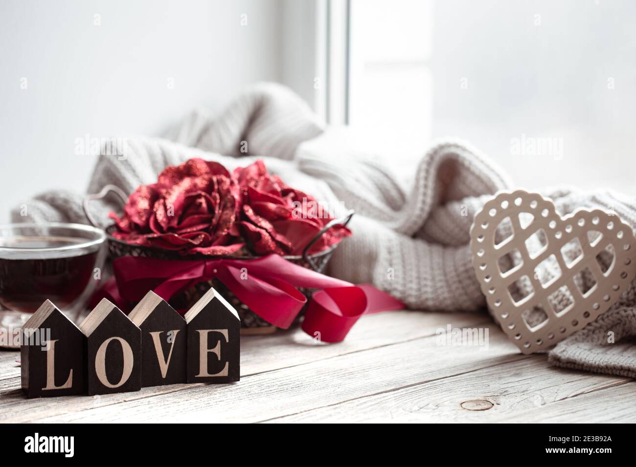Maison de fête encore vie avec l'amour des mots en bois et des choses confortables sur fond flou. Banque D'Images