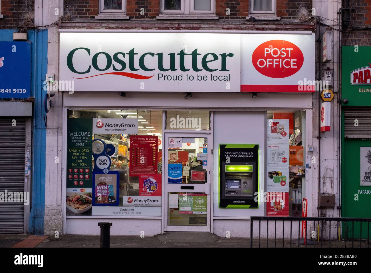 Sutton, Surrey, Royaume-Uni. 18 janvier 2021. Le bureau de poste et la boutique de Costcutter, ouverts à Wrythe Lane, St Helier, pendant le confinement de Covid-19 en janvier 2021. Crédit: Malcolm Park/Alay. Banque D'Images