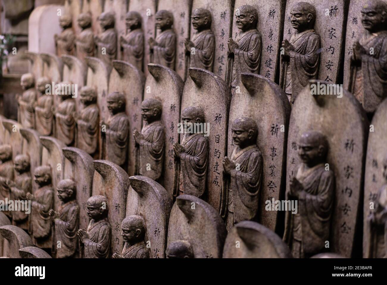 Cliché sélectif de petites statues similaires sur l'île Miyajima, au Japon Banque D'Images