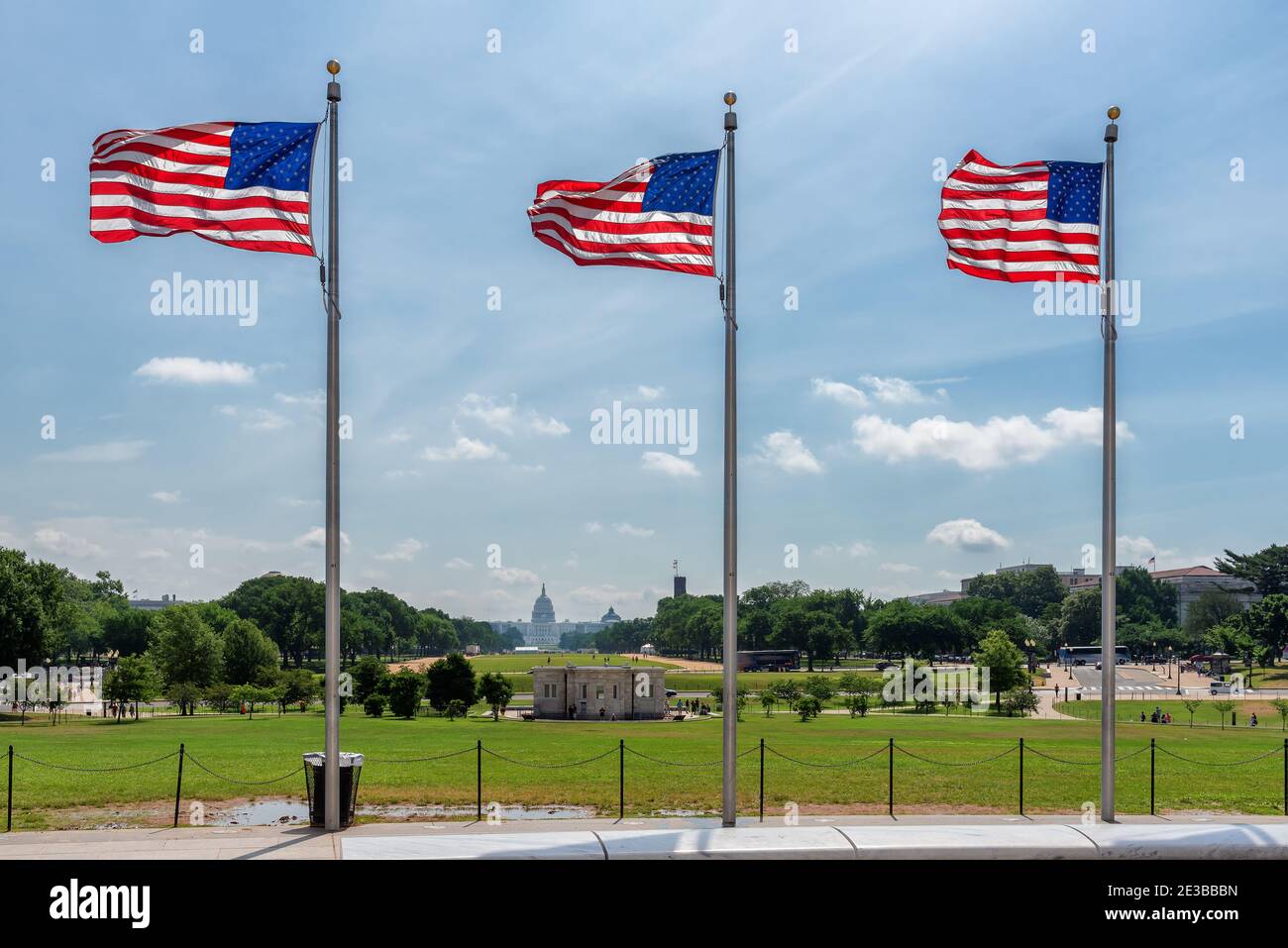 Drapeaux américains à la journée ensoleillée et Capitol Building en arrière-plan à Washington DC, Etats-Unis. Banque D'Images