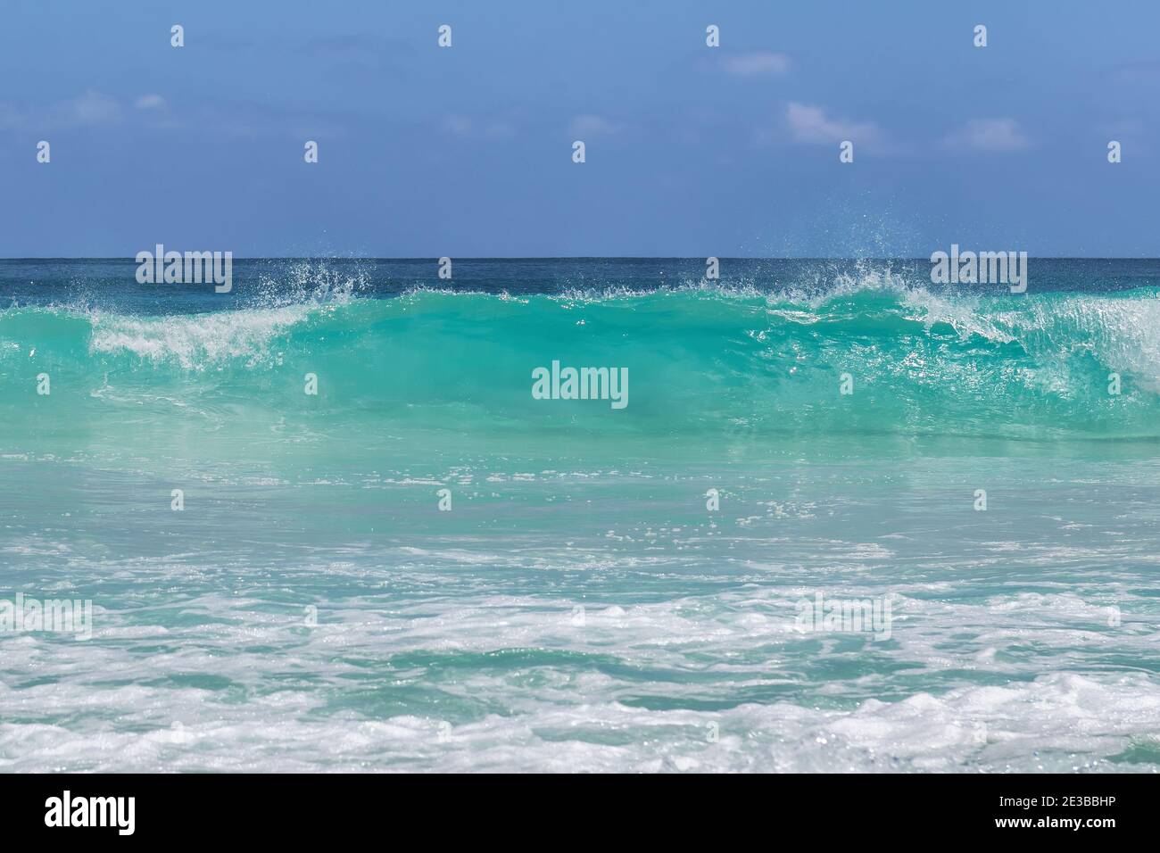 Vague de mer sur fond de plage tropicale. Banque D'Images