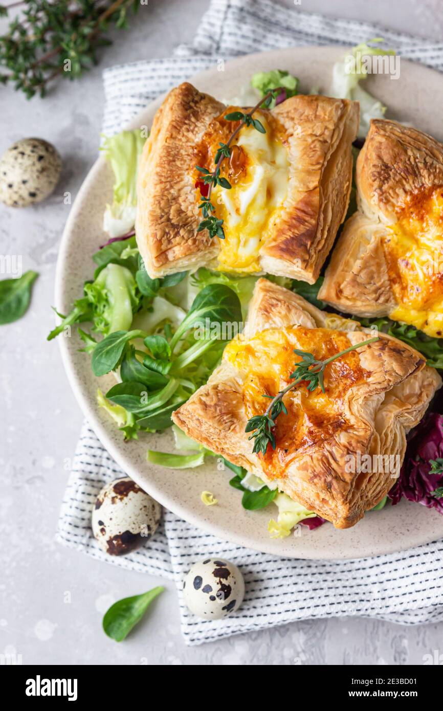 Mini quiche, tarte ou tarte avec légumes servis sur une assiette avec salade verte. Mise au point sélective. Banque D'Images