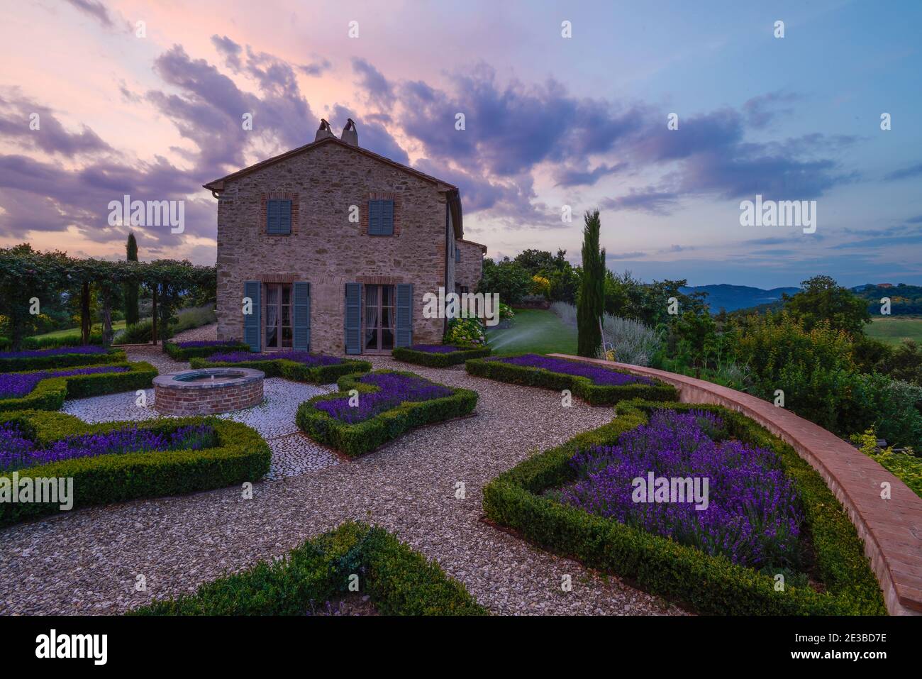 MONTEPULCIANO, ITALIE - 29 août 2017 : manoir de campagne italien au crépuscule Banque D'Images