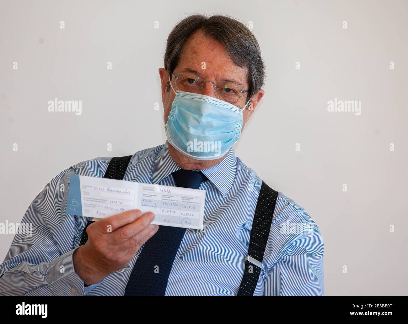 Nicosie, Chypre. 18 janvier 2021. Le président de Chypre, Nicos Anastasiades, présente sa carte de vaccination alors qu'il est sur le point de recevoir la deuxième dose du vaccin coronavirus (Covid-19) dans un centre de santé de Nicosie. Crédit : SOPA Images Limited/Alamy Live News Banque D'Images