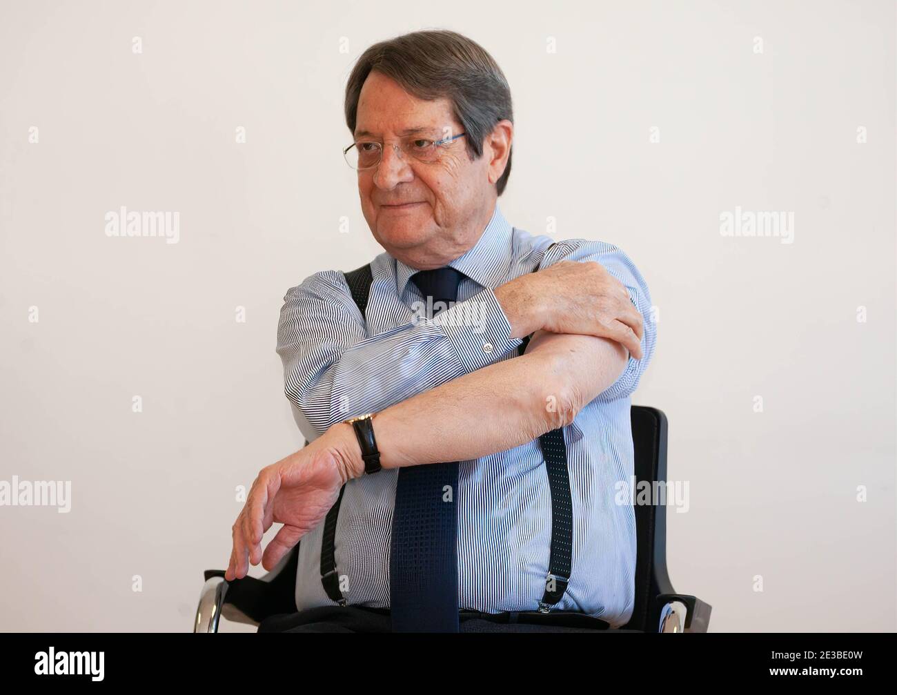 Nicosie, Chypre. 18 janvier 2021. Le président chypriote, Nicos Anastasiades, sur le point de recevoir une deuxième dose du vaccin contre le coronavirus (Covid-19) dans un centre de santé de Nicosie. Crédit : SOPA Images Limited/Alamy Live News Banque D'Images