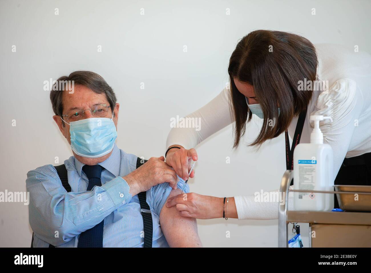 Nicosie, Chypre. 18 janvier 2021. Chypre Président, Nicos Anastasiades reçoit une deuxième dose du vaccin coronavirus (Covid-19) dans un centre de santé de Nicosie. Crédit : SOPA Images Limited/Alamy Live News Banque D'Images