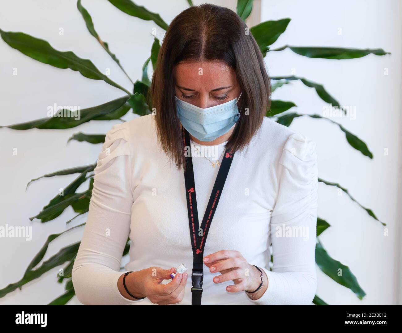 Nicosie, Chypre. 18 janvier 2021. Un agent de santé prépare une seringue de vaccin contre le coronavirus en tant que président de Chypre, Nicos Anastasiades est sur le point de recevoir la deuxième dose de vaccin contre le coronavirus (Covid-19) dans un centre de santé de Nicosie. Crédit : SOPA Images Limited/Alamy Live News Banque D'Images