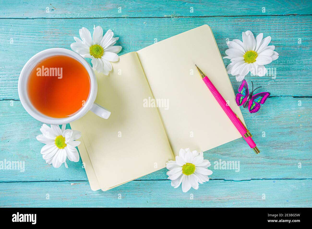 Petit Dejeuner Confortable Au Printemps Ou Au Debut De L Automne Avec Bouquet De Fleurs De Marguerite Et Livre De Notes Espace De Copie Plan De Travail De La Vue De Dessus Photo Petit Dejeuner Confortable Au Printemps Ou Au Debut De L Automne Avec Bouquet De Fleurs De Marguerite Et Livre De Notes Espace De Copie Plan De Travail De La Vue De Dessus Photo