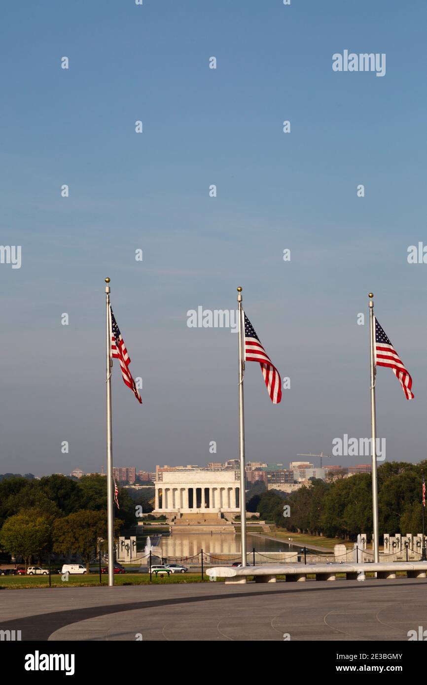 Les drapeaux stars et Stripes volent près du Lincoln Memorial à Washington DC, États-Unis. Le Lincoln Memorial Reflecting Pool se trouve en face du monu national Banque D'Images