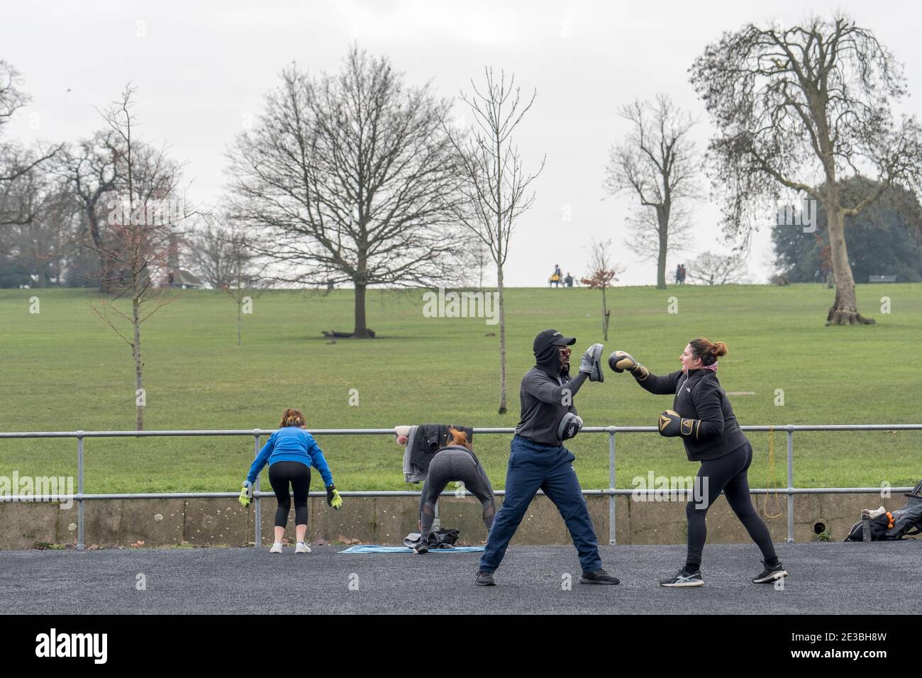 Un homme et une femme qui suivent un entraînement de boxe et une femme restent en forme à Brockwell Park le 15 janvier 2021 dans le sud de Londres, en Angleterre. Photo de Sam Mellish Banque D'Images