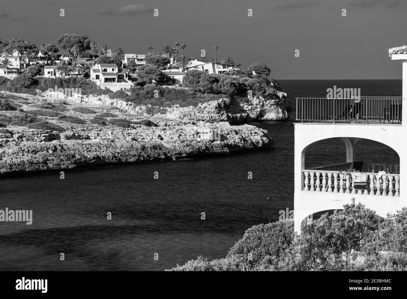 MALLORCA, ESPAGNE - 15 janvier 2021 : une belle photo en noir et blanc d'une belle plage de Majorque Banque D'Images