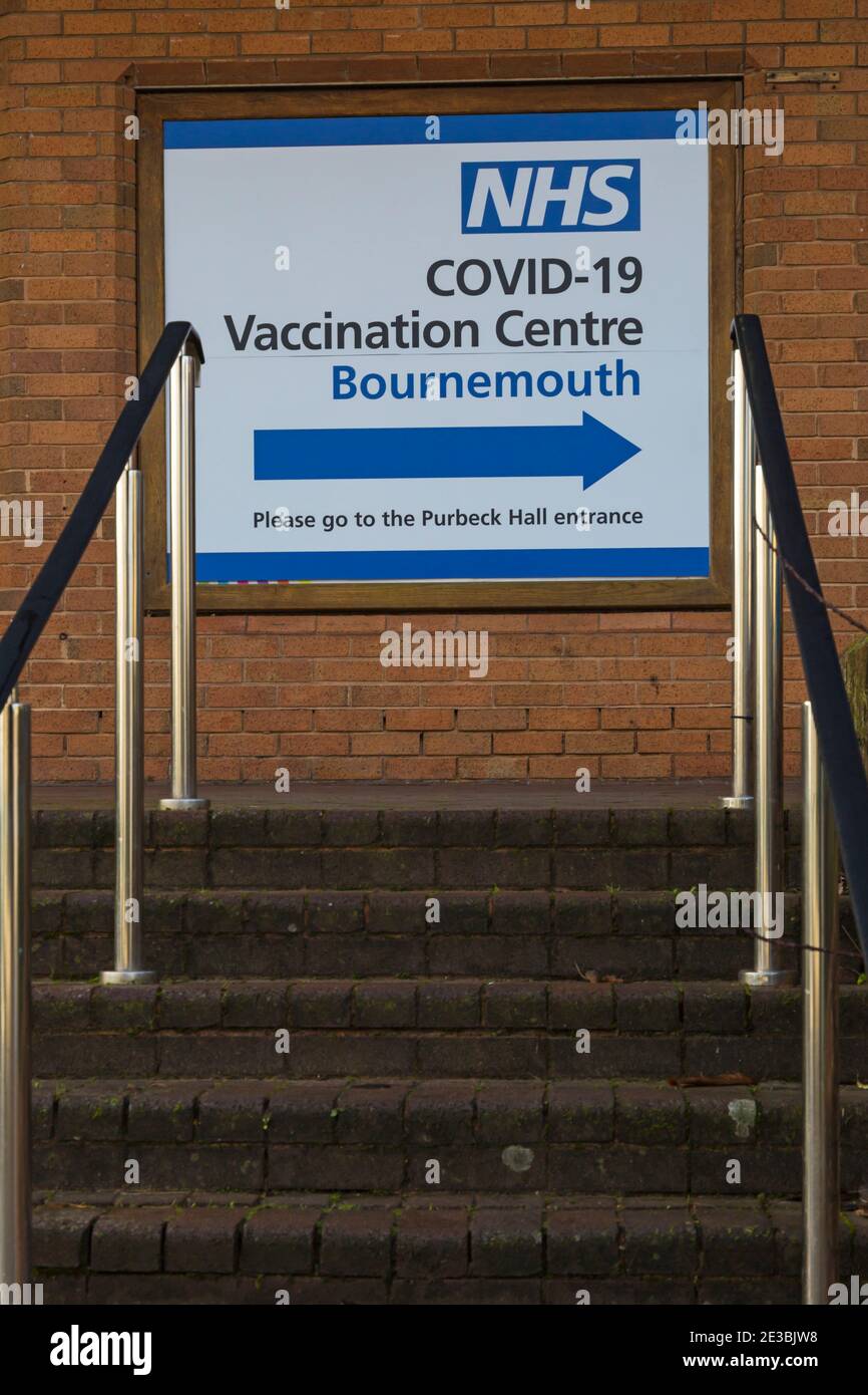 Bournemouth, Dorset, Royaume-Uni. 18 janvier 2021. Le centre de vaccination NHS Covid-19 ouvre ses portes au BIC (Bournemouth International Centre) de Bournemouth, l'un des dix centres du pays, alors que le programme de déploiement de la vaccination se développe dans tout le pays. Crédit : Carolyn Jenkins/Alay Live News Banque D'Images