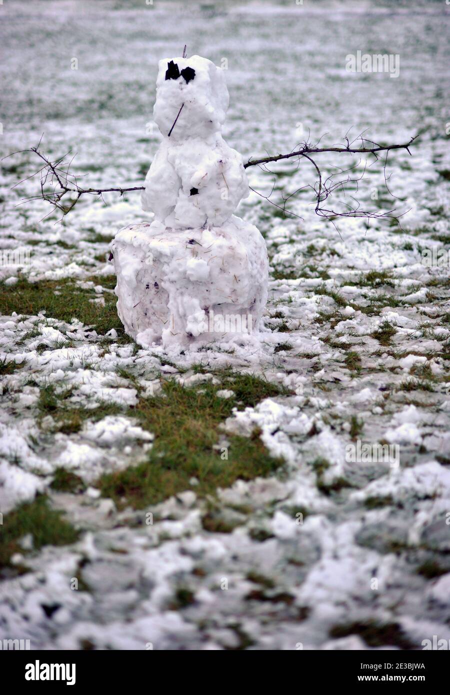 bonhomme de neige pour enfants dans le champ de placage du village, ellingham norfolk, angleterre Banque D'Images