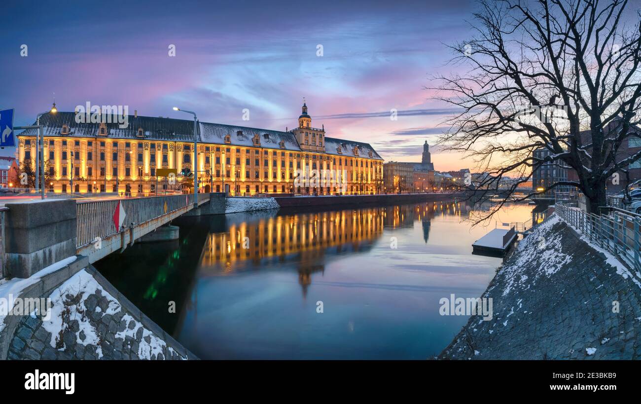 Hiver à Wroclaw, Pologne. Paysage urbain panoramique avec vue sur la ville se reflétant dans la rivière Oder au coucher du soleil Banque D'Images