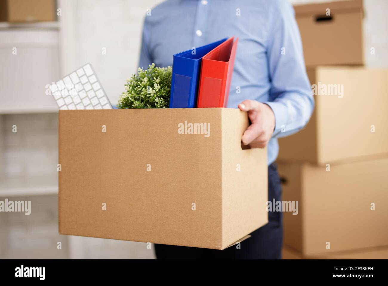 déménagement dans un nouveau bureau - gros plan des mains des hommes tenir  la boîte en carton avec les objets de bureau Photo Stock - Alamy