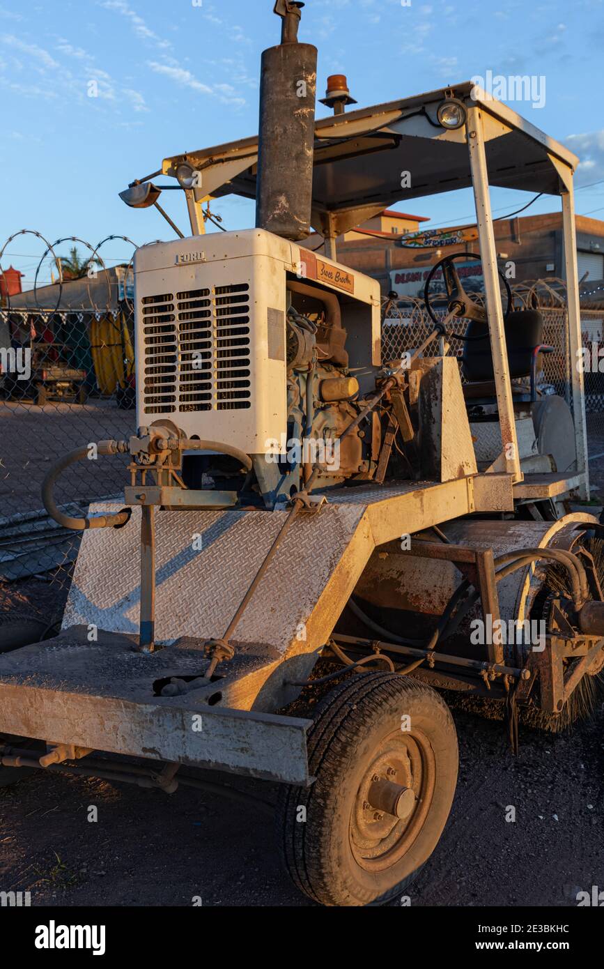 Une machine de balayage de la route utilisée dans les travaux routiers au Mexique. Banque D'Images