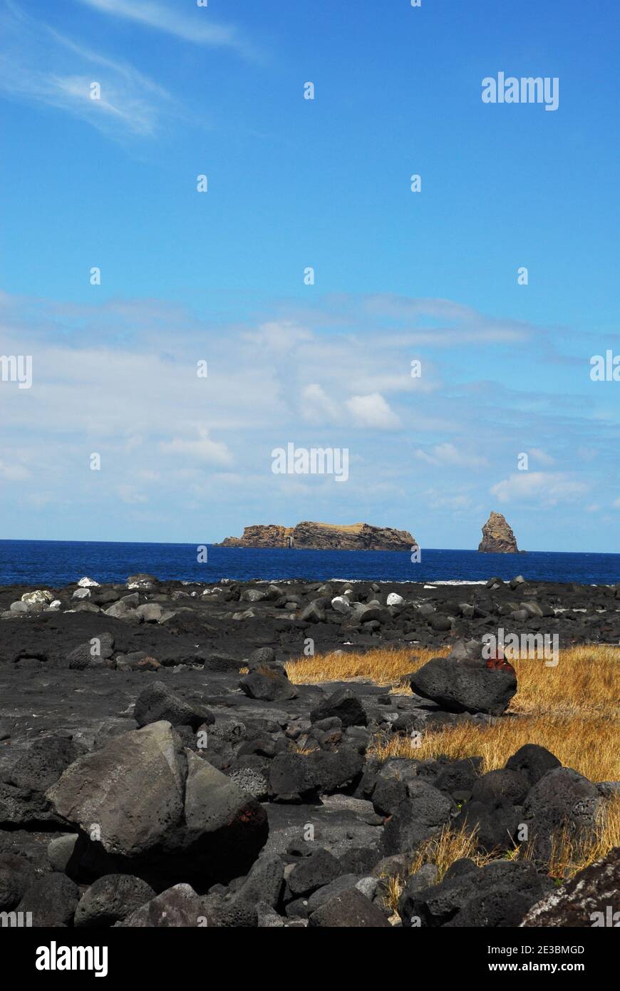 Portugal: Açores: Pico: Vue sur Ilheu em PE et Ilheu Deitado du sud de Madalena Banque D'Images