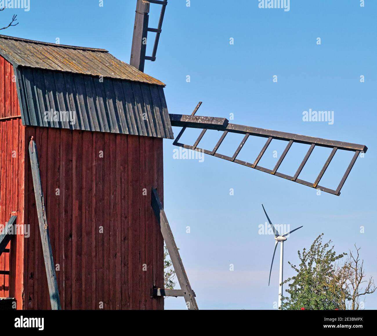 Éoliennes et moulin à vent, la Suède. Banque D'Images