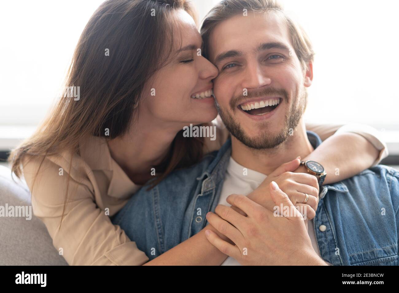 Un couple heureux ou un mariage qui s'embrasse et qui s'amusent dans un