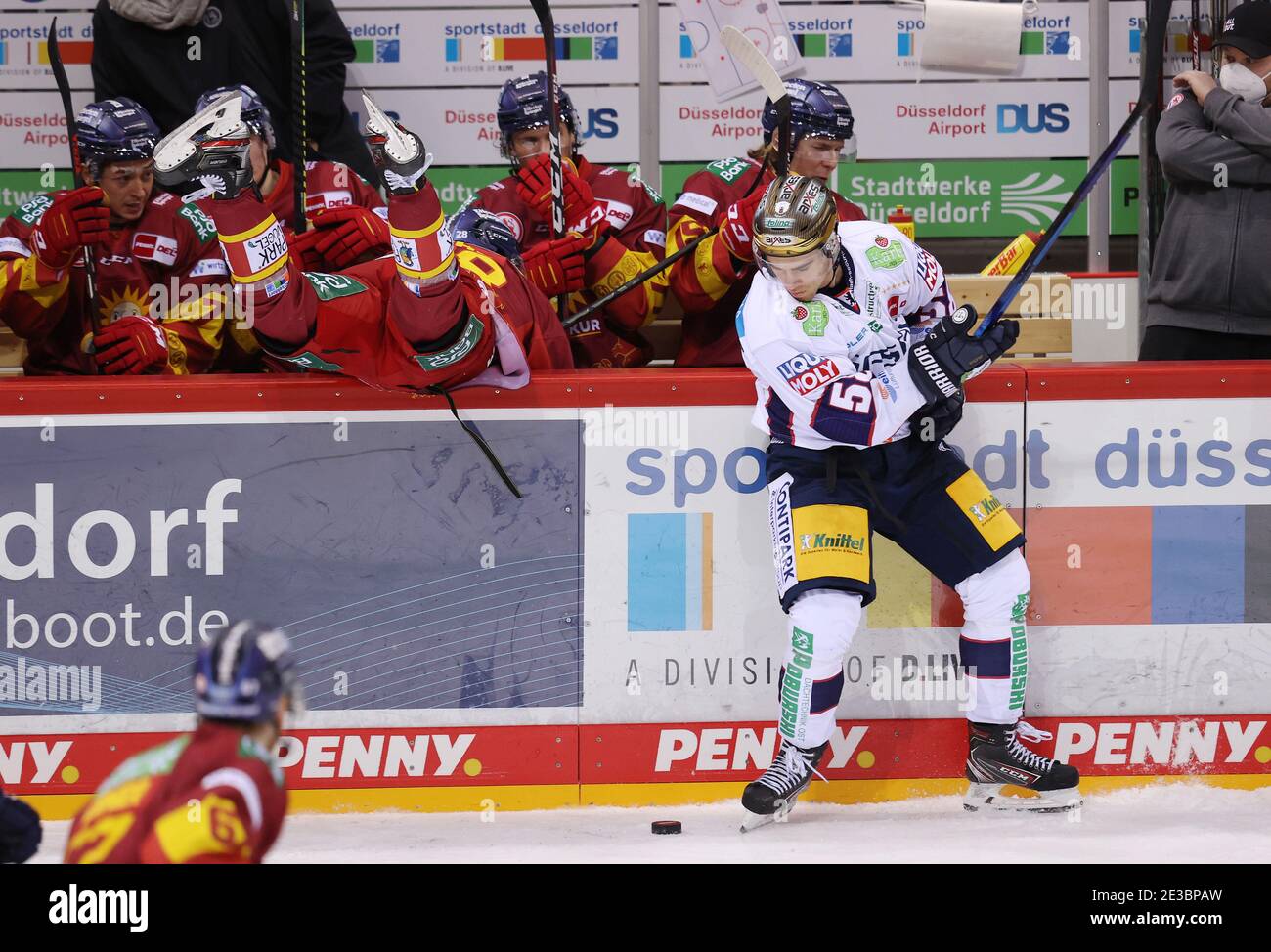 Firo: 11.01.2021 Hockey sur glace DEL Penny Bundesliga saison 2020/2021 DEG - Dvºsseldorfer Duesseldorfer, DvºDüsseldorf EG - Eisbv§ren Berlin. DEG No. 28 Alexander EHL tombe par le gang à la banque de coachbank, droite Eisbv§ren joueur No. 58 Ryan McKiernan, blague, humour, temps fort | usage dans le monde entier Banque D'Images