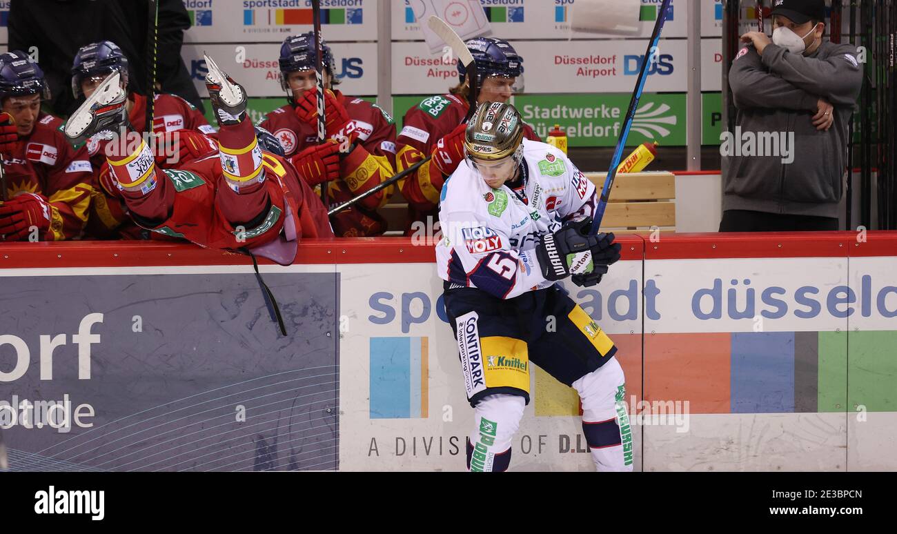 Firo: 11.01.2021 Hockey sur glace DEL Penny Bundesliga saison 2020/2021 DEG - Dvºsseldorfer Duesseldorfer, DvºDüsseldorf EG - Eisbv§ren Berlin. DEG No. 28 Alexander EHL tombe par le gang à la banque de coachbank, droite Eisbv§ren joueur No. 58 Ryan McKiernan, blague, humour, temps fort | usage dans le monde entier Banque D'Images