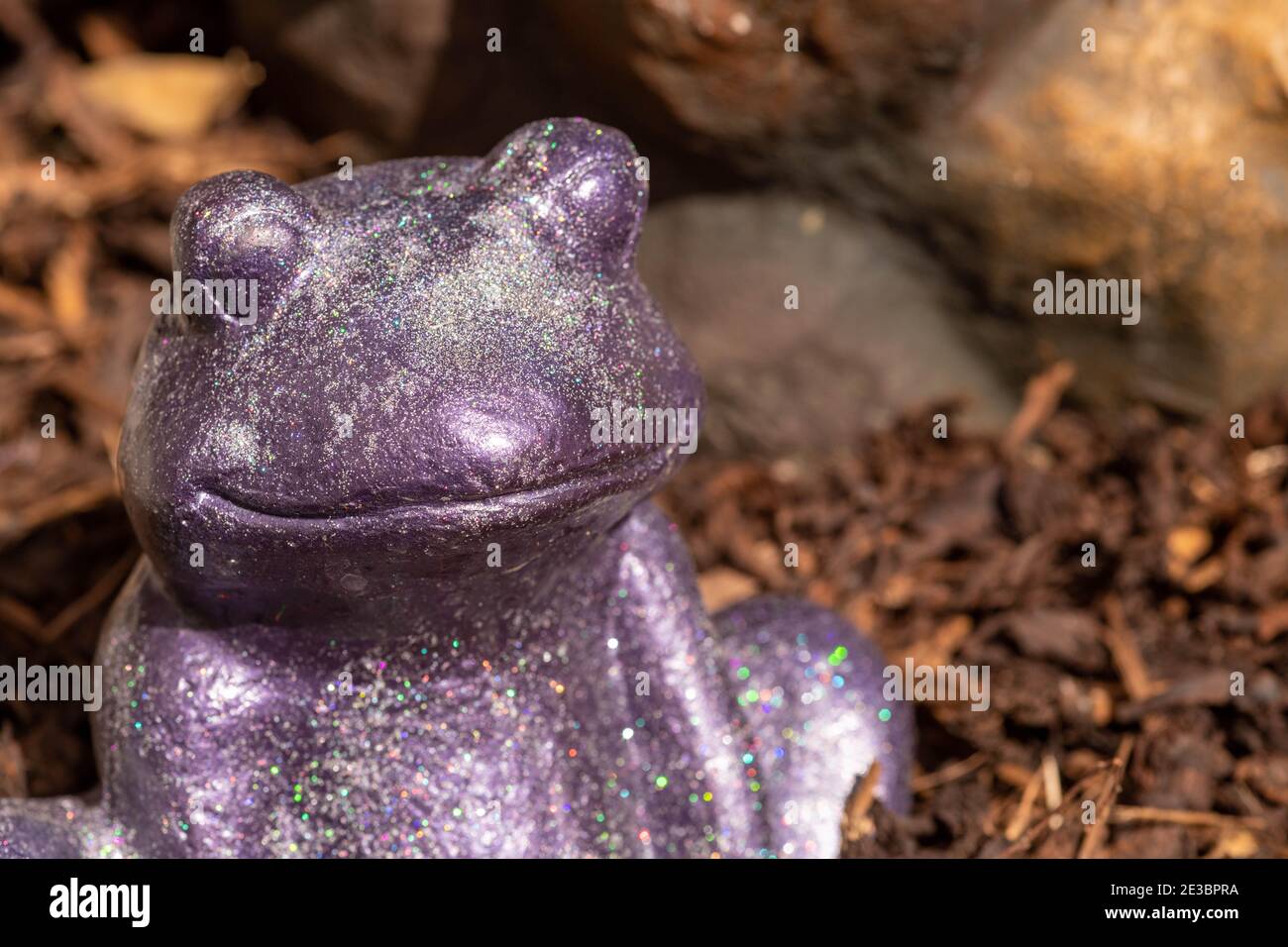 Décoration de jardin d'une grenouille violette Banque D'Images Décoration de jardin d'une grenouille violette Banque D'Images