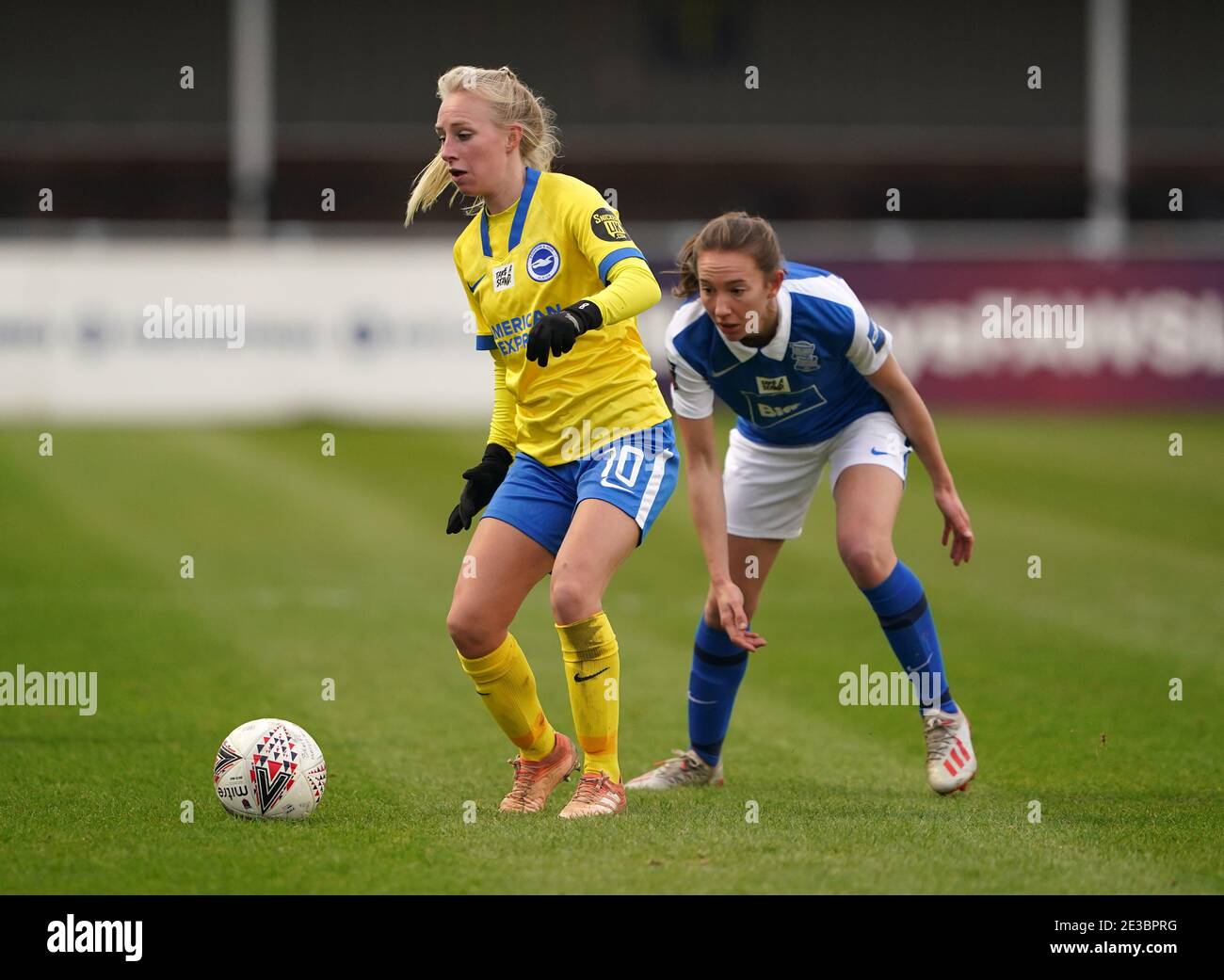 Lucy Whipp (à droite) de Birmingham City et Inessa Kaagman de Brighton et Hove Albion se battent pour le ballon lors du match de la Super League féminine FA au SportNation.bet Stadium, Birmingham. Banque D'Images