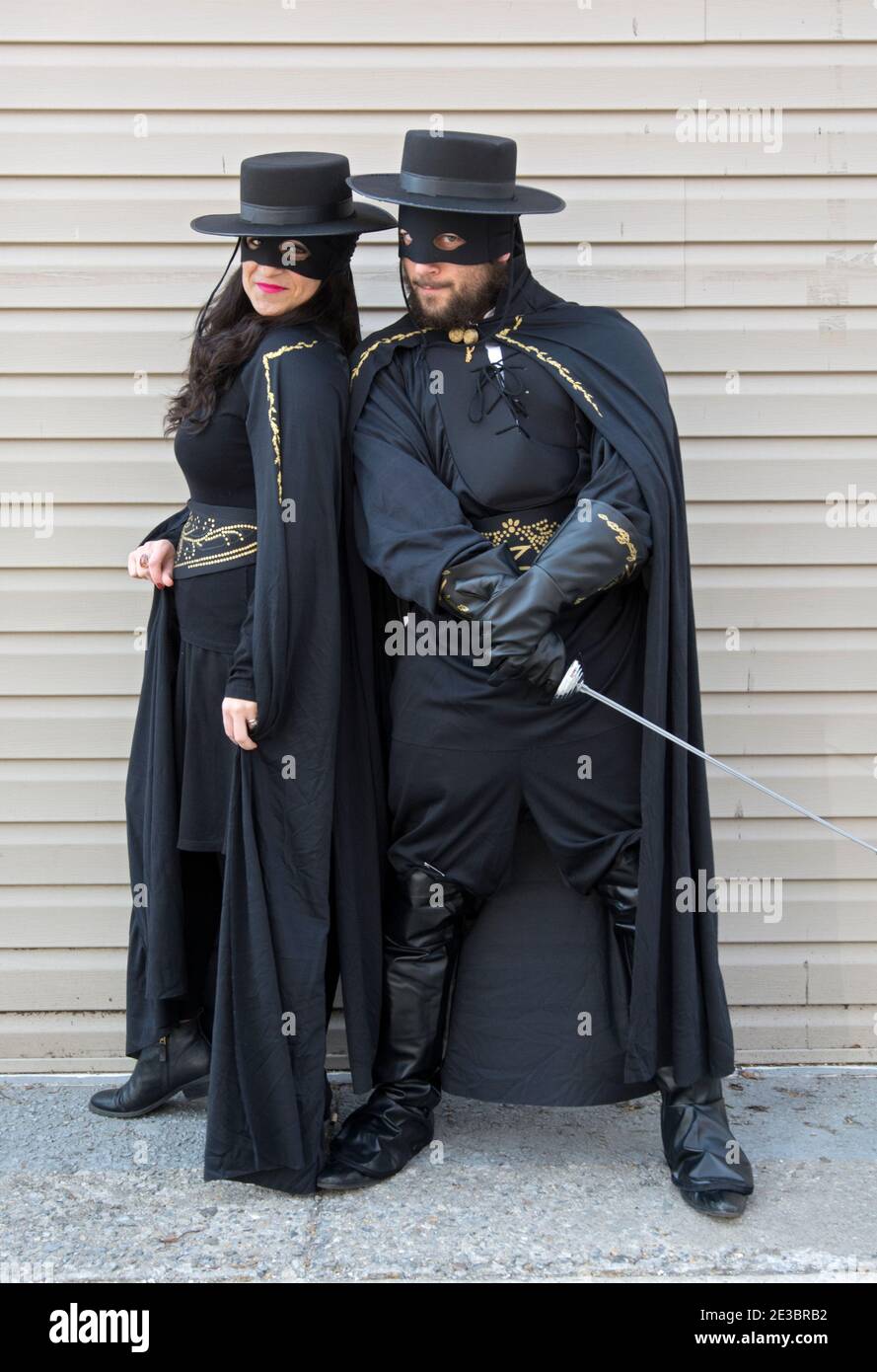 Un couple juif orthodoxe à Brooklyn célèbre l'une des coutumes de la fête de Purim en dégustant M. et Mme Zorro. À Brooklyn, New York. Banque D'Images