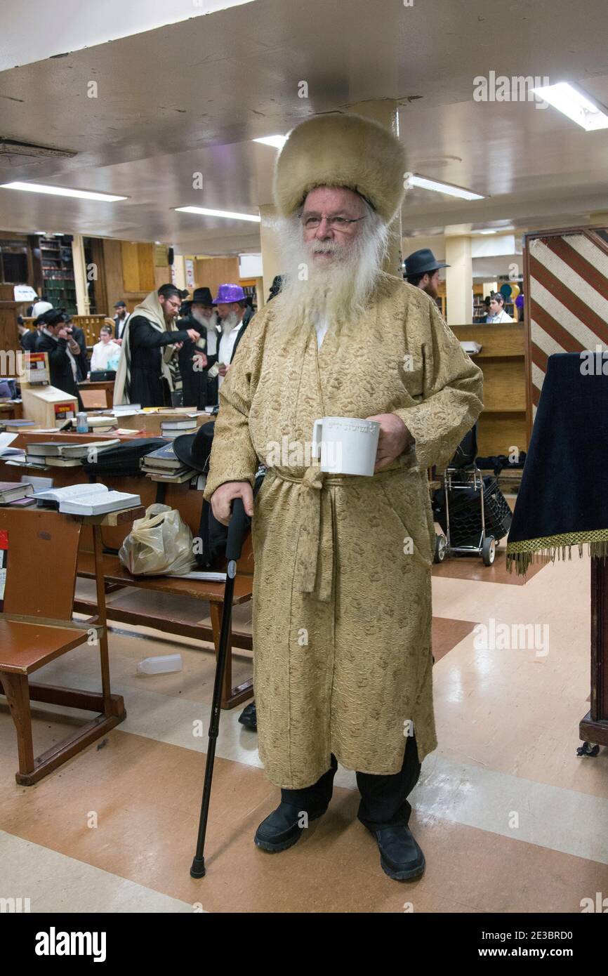 Portrait d'un rabbin dans une synagogue portant un chapeau de fourrure  appelé spodik et collectant une œuvre de charité. Les Spodeks ont été portés  par les Juifs en Pologne au XIXe siècle