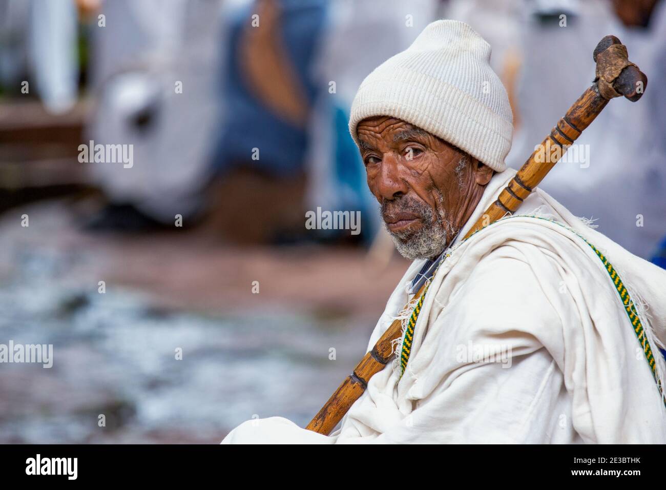 Pilgrim profondément religieux priant à l'église Rock-hewn, Felsenkirche, site du patrimoine mondial de l'UNESCO, Lalibela, Ethiopie, Afrique Banque D'Images