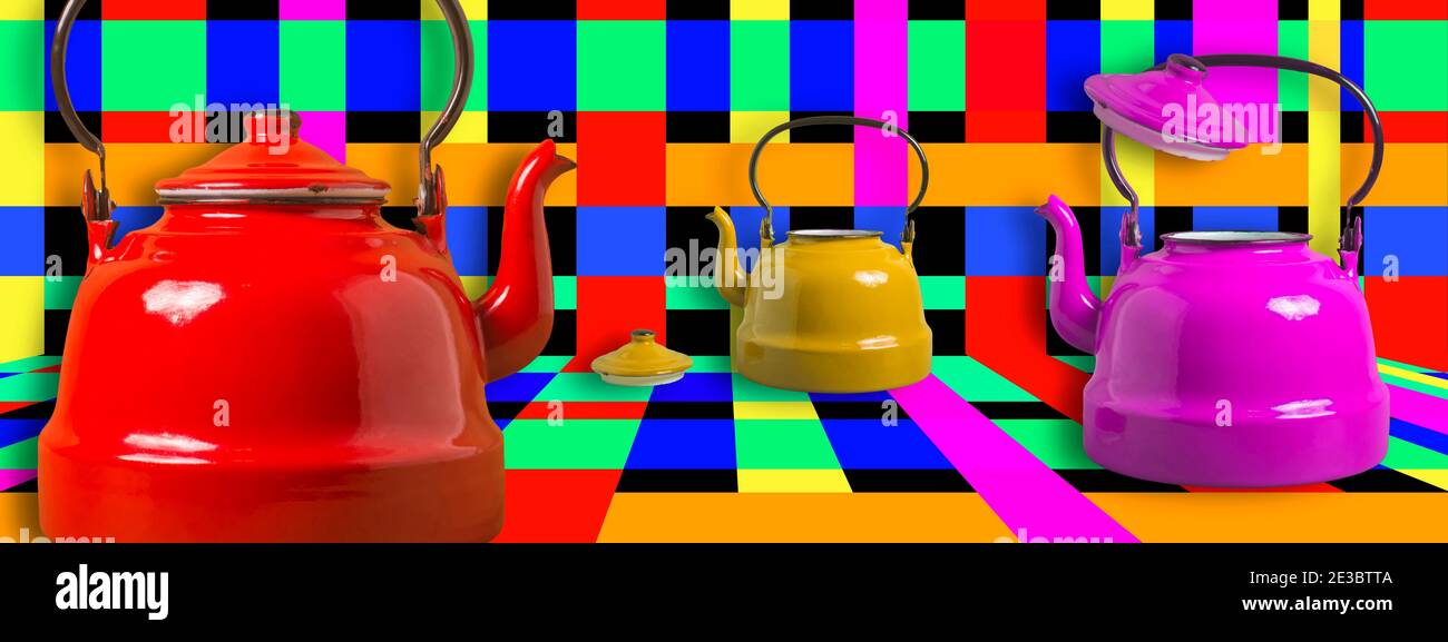 Trois théières vintage colorées amusantes sur fond de carrés multicolores tendance, image panoramique. Banque D'Images