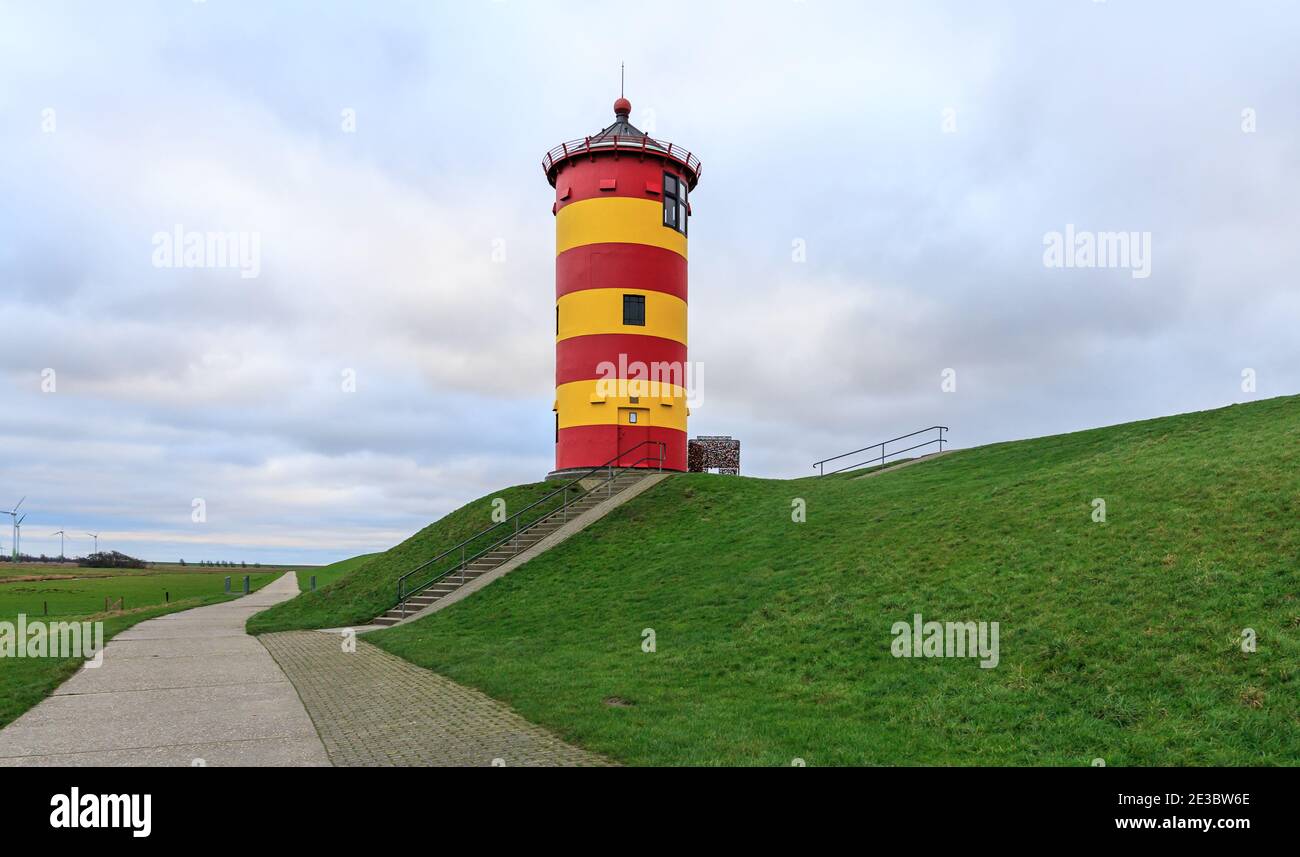 Célèbre phare de Pilsum à Pâques Frison aka Ostfriesland à La côte de la mer du Nord Banque D'Images