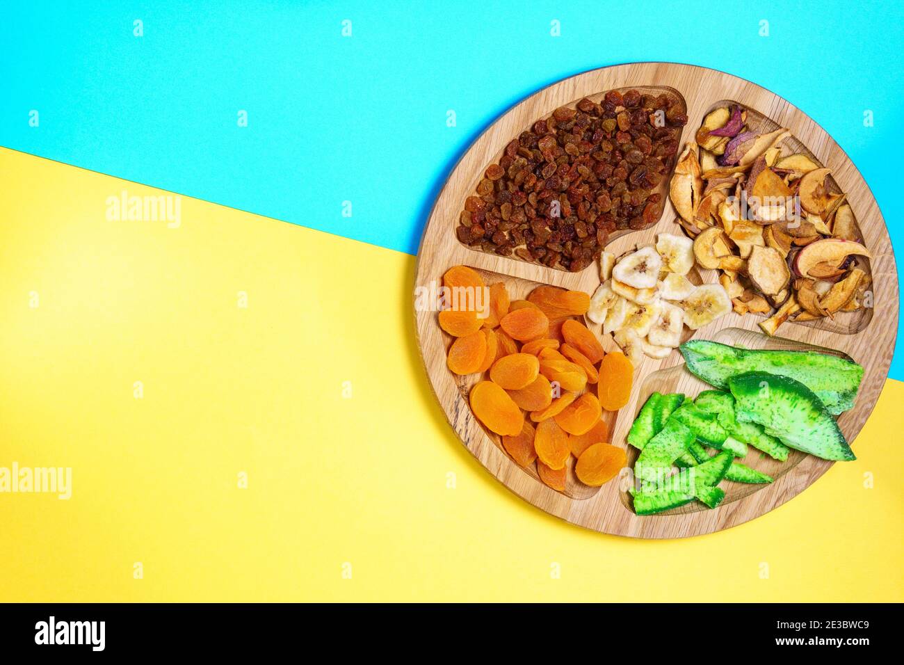 Divers fruits secs. Concept de la fête juive Tu Bichvat. Plat, vue de dessus avec espace copie. mangue, raisins, papaye, bananes, abricots séchés Banque D'Images