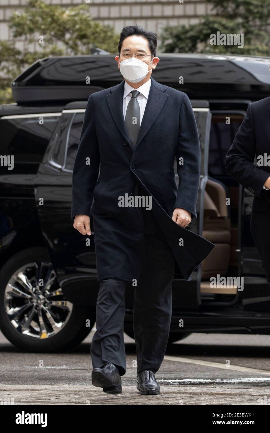 (210118) -- SÉOUL, le 18 janvier 2021 (Xinhua) -- le vice-président de Samsung Electronics, Lee Jae-Yong, arrive à la haute Cour de Séoul, en Corée du Sud, le 18 janvier 2021. La haute Cour de Séoul a condamné Lee, un héritier apparent du plus grand conglomérat familial de Corée du Sud, Samsung Group, à deux ans et demi de prison pour corruption, y compris pour corruption. (Photo de Lee sang-ho/Xinhua) Banque D'Images