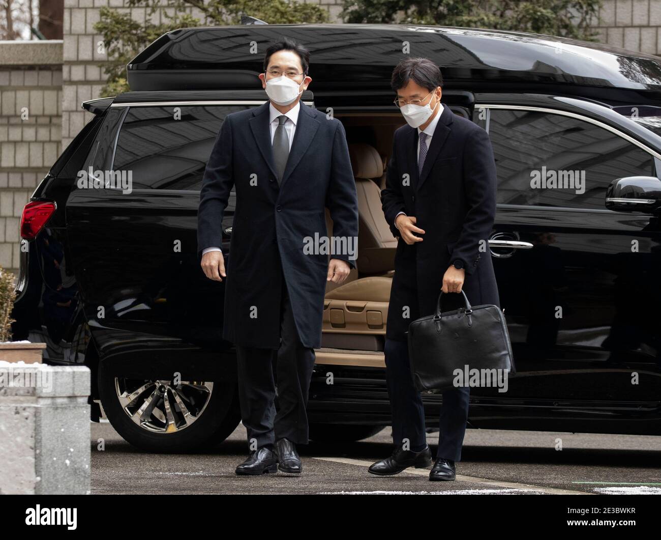 (210118) -- SÉOUL, le 18 janvier 2021 (Xinhua) -- le vice-président de Samsung Electronics, Lee Jae-Yong (L), arrive à la haute Cour de Séoul, en Corée du Sud, le 18 janvier 2021. La haute Cour de Séoul a condamné Lee, un héritier apparent du plus grand conglomérat familial de Corée du Sud, Samsung Group, à deux ans et demi de prison pour corruption, y compris pour corruption. (Photo de Lee sang-ho/Xinhua) Banque D'Images